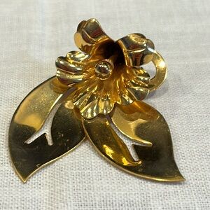 188 Gold tone vintage lily brooch